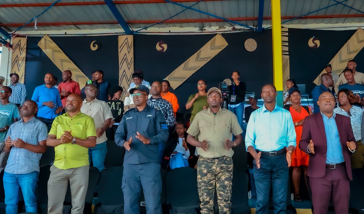 MusanzeDistrict's tweet photo. Mu butumwa yagejeje ku bitabiriye igitaramo, Umuyobozi w'Akarere @NsengClaudien yavuze ko iki giramo kidufasha kurushaho kumenya amateka y'igihugu cyacu, kumenya ubutwari icyo ari cyo, kumenya ko u Rwanda turimo hari abaruharaniye bityo  tukabungabunga ikirezi dufite. https://t.co/3x9wylZodk