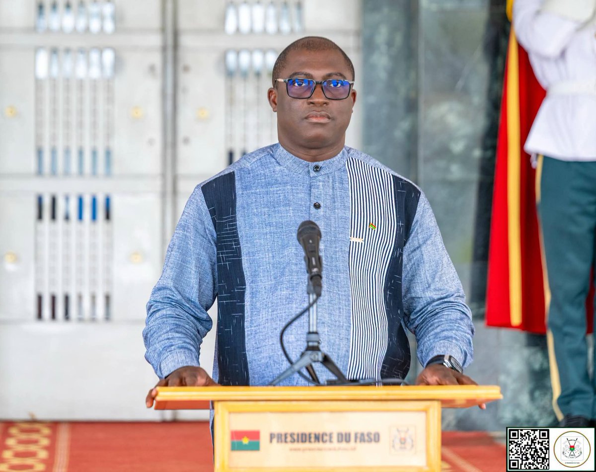 sigbf's tweet photo. CONSEIL DES MINISTRES DU 2 JUILLET 2026 
- Création de l'Académie technologique du Faso, une institution d'élite rattachée à la Présidence du Faso
- Création de CIM-SAHEL pour réguler le marché du ciment 
- Clarification des horaires des Journées de travail continu
- Un décret pour renforcer la souveraineté humanitaire

(Ouagadougou, 2 juillet 2026). L'hebdomadaire Conseil des ministres s'est tenu ce jeudi, sous la présidence du Camarade Capitaine Ibrahim TRAORÉ, Président du Faso, Chef de l'État. Selon le Ministre Porte-parole du Gouvernement, le Camarade Pingdwendé Gilbert OUÉDRAOGO, le Conseil a examiné plusieurs dossiers et adopté d'importantes décisions pour la bonne marche de la Nation et pour le plein épanouissement des Burkinabè, conformément à la vision de la Révolution Progressiste Populaire.

Pour le compte du ministère des Serviteurs du Peuple, le Conseil a adopté deux décrets, portant respectivement, Horaires de travail dans les administrations du secteur public et Conditions et modalités d'instauration de la Journée de travail continu dans les administrations du secteur public et privé au Burkina Faso. 

Selon le Ministre des Serviteurs du Peuple, le Camarade Mathias TRAORÉ, « le gouvernement a procédé à la relecture des textes de 2015 et 2017 afin de corriger des lacunes réglementaires constatées dans l'application de la Journée de travail continu ». 

Le premier décret clarifie les horaires de travail dans l'Administration publique sans les modifier. Ces horaires sont fixés de 7h30 à 12h30 et de 13h00 à 16h00 du lundi au jeudi, et de 7h30 à 12h30 puis de 13h30 à 16h30 le vendredi. Le second décret dispose que la Journée de travail continu, liée à certains évènements, qui visait le privé, s'applique désormais clairement aux deux secteurs (public et privé), fixant cette journée de 7h30 à 14h.

CIM-SAHEL pour contrer la spéculation sur le ciment

Face au boom des infrastructures et à la forte demande de matériaux de construction, notamment le ciment, le Conseil des ministres a acté la création et l'adoption des statuts de la société CIM-SAHEL, une société d'économie mixte à participation publique majoritaire, selon le Ministre chargé de l’Industrie, le Camarade Serge Gnaniodem PODA. 

Pour réguler le secteur et protéger les consommateurs, l'État a décidé de la création de CIM-SAHEL, dotée d'un capital de 5 milliards FCFA détenu à 60 % par l'État et à 40 % par des partenaires privés. Il s’agit, selon le Ministre PODA, de garantir la disponibilité du ciment sur toute l'étendue du territoire, casser la spéculation en imposant des coûts raisonnables et soutenir le rythme accéléré des chantiers d'infrastructures publics et privés.

Aide humanitaire, l’État impose des règles et protège la dignité des populations

Pour le compte du ministère de la Famille et de la Solidarité, le Conseil a adopté un décret portant réglementation des interventions dans le domaine humanitaire au Burkina Faso. Le nouveau décret impose désormais une accréditation pour les organisations humanitaires, ce qui va permettre à l’État « d'avoir un regard particulier sur leur répartition sur le territoire national et surtout sur leurs zones d'intervention », a déclaré la Ministre de la Famille et de la Solidarité, la Camarade Lieutenant-colonel Passowendé Pélagie KABORÉ.

En outre, 60% des financements devront obligatoirement être fléchés vers le relèvement précoce et l’autonomisation afin de « réduire la dépendance des personnes vulnérables face à l'aide et l'assistance prolongée ». Le nouveau décret interdit désormais l’exposition des images des personnes vulnérables à côtés des dons offerts. Le décret consacre également le principe du consommons local dans l’acquisition des dons destinés aux personnes vulnérables.
 
Naissance de l'Académie technologique du Faso

Pour le compte de la Présidence du Faso, le Conseil a adopté un décret portant Création de l'Académie technologique du Faso, une institution d'élite rattachée directement à la Présidence..