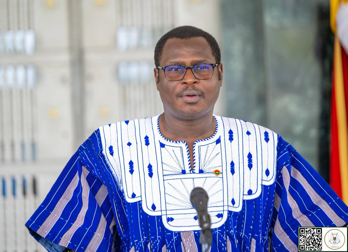 sigbf's tweet photo. CONSEIL DES MINISTRES DU 2 JUILLET 2026 
- Création de l'Académie technologique du Faso, une institution d'élite rattachée à la Présidence du Faso
- Création de CIM-SAHEL pour réguler le marché du ciment 
- Clarification des horaires des Journées de travail continu
- Un décret pour renforcer la souveraineté humanitaire

(Ouagadougou, 2 juillet 2026). L'hebdomadaire Conseil des ministres s'est tenu ce jeudi, sous la présidence du Camarade Capitaine Ibrahim TRAORÉ, Président du Faso, Chef de l'État. Selon le Ministre Porte-parole du Gouvernement, le Camarade Pingdwendé Gilbert OUÉDRAOGO, le Conseil a examiné plusieurs dossiers et adopté d'importantes décisions pour la bonne marche de la Nation et pour le plein épanouissement des Burkinabè, conformément à la vision de la Révolution Progressiste Populaire.

Pour le compte du ministère des Serviteurs du Peuple, le Conseil a adopté deux décrets, portant respectivement, Horaires de travail dans les administrations du secteur public et Conditions et modalités d'instauration de la Journée de travail continu dans les administrations du secteur public et privé au Burkina Faso. 

Selon le Ministre des Serviteurs du Peuple, le Camarade Mathias TRAORÉ, « le gouvernement a procédé à la relecture des textes de 2015 et 2017 afin de corriger des lacunes réglementaires constatées dans l'application de la Journée de travail continu ». 

Le premier décret clarifie les horaires de travail dans l'Administration publique sans les modifier. Ces horaires sont fixés de 7h30 à 12h30 et de 13h00 à 16h00 du lundi au jeudi, et de 7h30 à 12h30 puis de 13h30 à 16h30 le vendredi. Le second décret dispose que la Journée de travail continu, liée à certains évènements, qui visait le privé, s'applique désormais clairement aux deux secteurs (public et privé), fixant cette journée de 7h30 à 14h.

CIM-SAHEL pour contrer la spéculation sur le ciment

Face au boom des infrastructures et à la forte demande de matériaux de construction, notamment le ciment, le Conseil des ministres a acté la création et l'adoption des statuts de la société CIM-SAHEL, une société d'économie mixte à participation publique majoritaire, selon le Ministre chargé de l’Industrie, le Camarade Serge Gnaniodem PODA. 

Pour réguler le secteur et protéger les consommateurs, l'État a décidé de la création de CIM-SAHEL, dotée d'un capital de 5 milliards FCFA détenu à 60 % par l'État et à 40 % par des partenaires privés. Il s’agit, selon le Ministre PODA, de garantir la disponibilité du ciment sur toute l'étendue du territoire, casser la spéculation en imposant des coûts raisonnables et soutenir le rythme accéléré des chantiers d'infrastructures publics et privés.

Aide humanitaire, l’État impose des règles et protège la dignité des populations

Pour le compte du ministère de la Famille et de la Solidarité, le Conseil a adopté un décret portant réglementation des interventions dans le domaine humanitaire au Burkina Faso. Le nouveau décret impose désormais une accréditation pour les organisations humanitaires, ce qui va permettre à l’État « d'avoir un regard particulier sur leur répartition sur le territoire national et surtout sur leurs zones d'intervention », a déclaré la Ministre de la Famille et de la Solidarité, la Camarade Lieutenant-colonel Passowendé Pélagie KABORÉ.

En outre, 60% des financements devront obligatoirement être fléchés vers le relèvement précoce et l’autonomisation afin de « réduire la dépendance des personnes vulnérables face à l'aide et l'assistance prolongée ». Le nouveau décret interdit désormais l’exposition des images des personnes vulnérables à côtés des dons offerts. Le décret consacre également le principe du consommons local dans l’acquisition des dons destinés aux personnes vulnérables.
 
Naissance de l'Académie technologique du Faso

Pour le compte de la Présidence du Faso, le Conseil a adopté un décret portant Création de l'Académie technologique du Faso, une institution d'élite rattachée directement à la Présidence..