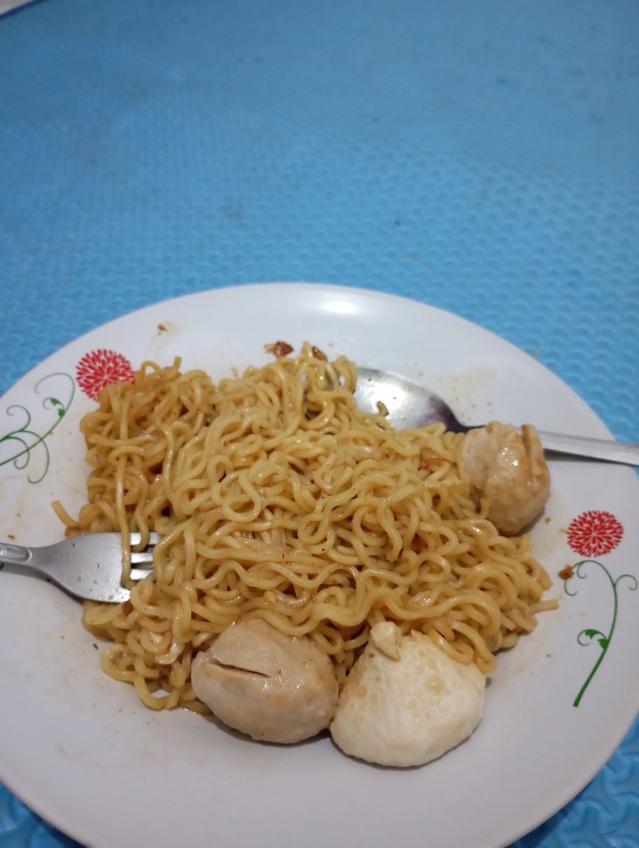 Er_9325's tweet photo. emang paling bener jam segini tuh indomie goreng 🤤🤤 https://t.co/VOY5861VKB