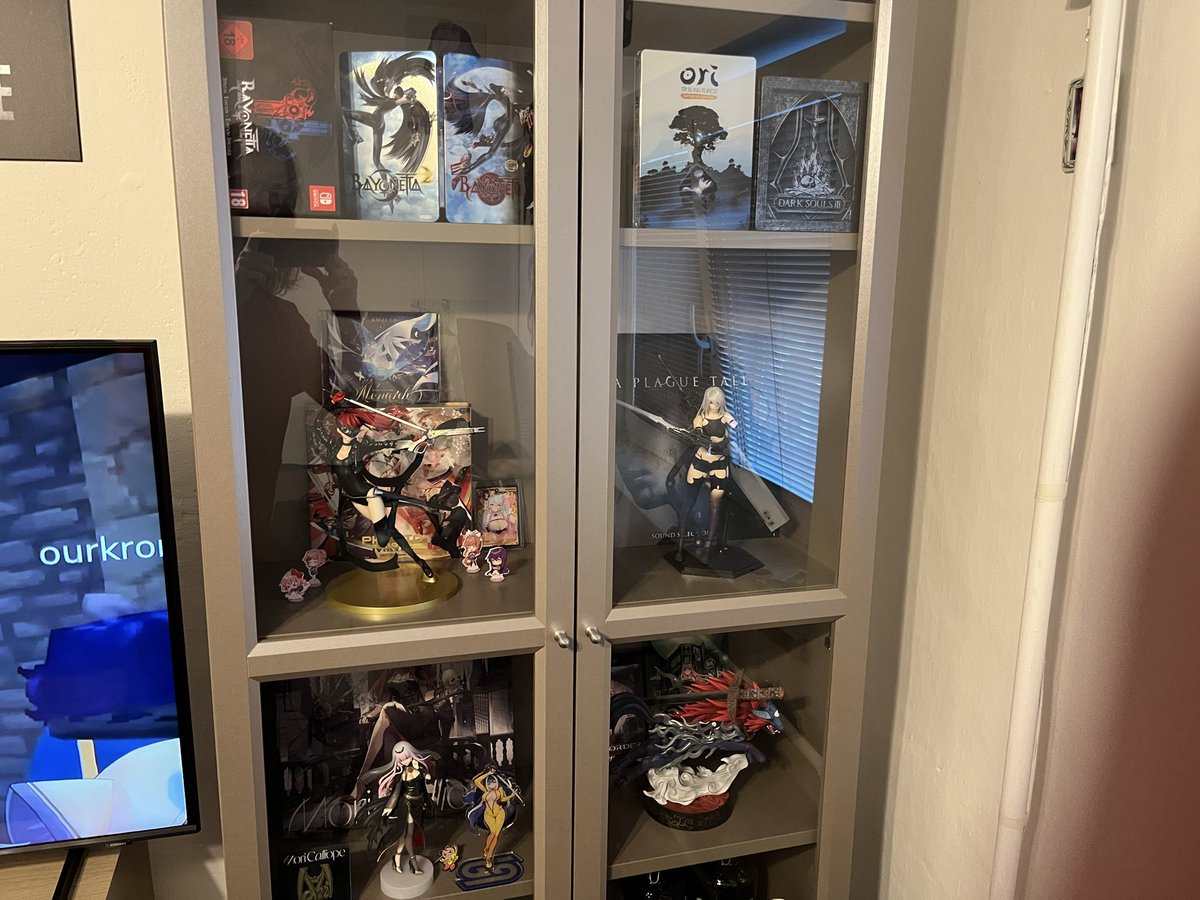 PatasB6CZ's tweet photo. #PhysicalMedia #game #books My whole collection. It is not much. But I am still happy with it. @Sony @PlayStation https://t.co/39cz4WqTpU