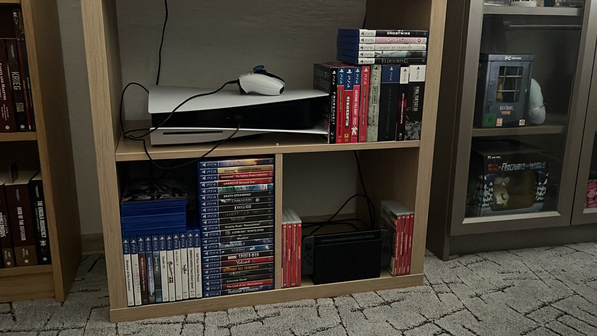 PatasB6CZ's tweet photo. #PhysicalMedia #game #books My whole collection. It is not much. But I am still happy with it. @Sony @PlayStation https://t.co/39cz4WqTpU