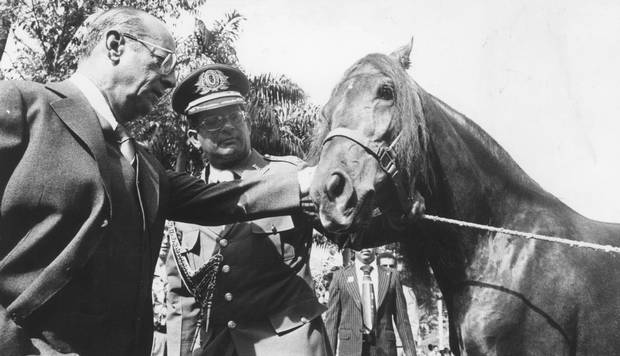 pabf20's tweet photo. O vovô do paulo figueredo: "O cheirinho dos cavalos é melhor (do que o cheiro do povo)" João Baptista Figueiredo, ex-chefe do Serviço Nacional de Informações (SNI) e então candidato oficial a presidente da República, em 21/08/1978, ao ser indagado por jornalista https://t.co/0pwpLo4Nd3