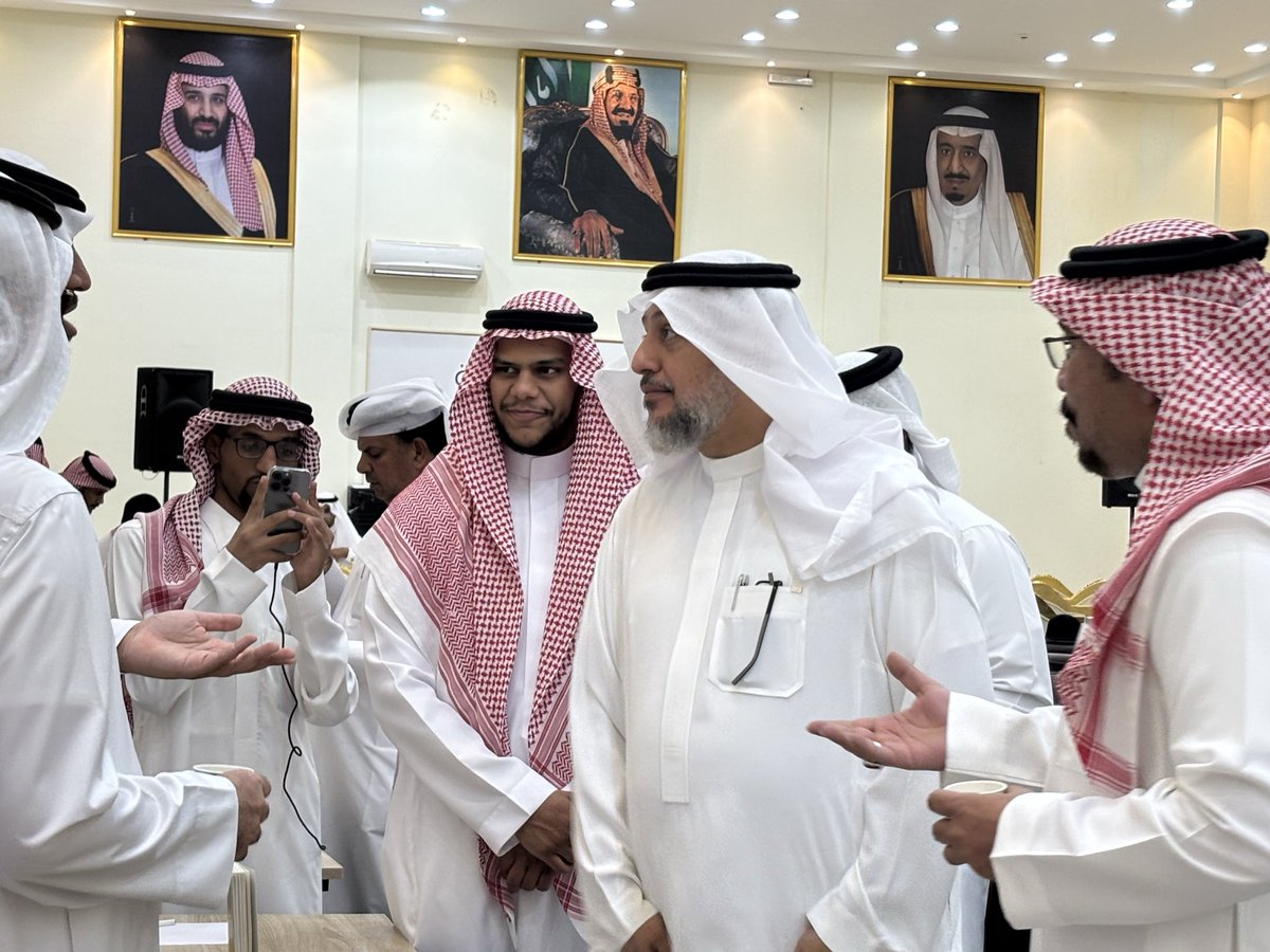 Ameerrah25's tweet photo. جوله تفقديه للأركان المشاركه من الكتاب والروائيين د- محمود الحليبي رئيس جمعيه ادباء يطلع على الأركان ويلتقي بالكتاب والروائيين واعرب عن سروره وشكره للأعلامين والروائيين فى الملتقي @literatiassoc https://t.co/qYWPdxPRo4