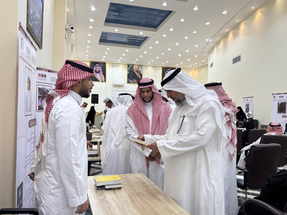 Ameerrah25's tweet photo. جوله تفقديه للأركان المشاركه من الكتاب والروائيين د- محمود الحليبي رئيس جمعيه ادباء يطلع على الأركان ويلتقي بالكتاب والروائيين واعرب عن سروره وشكره للأعلامين والروائيين فى الملتقي @literatiassoc https://t.co/qYWPdxPRo4