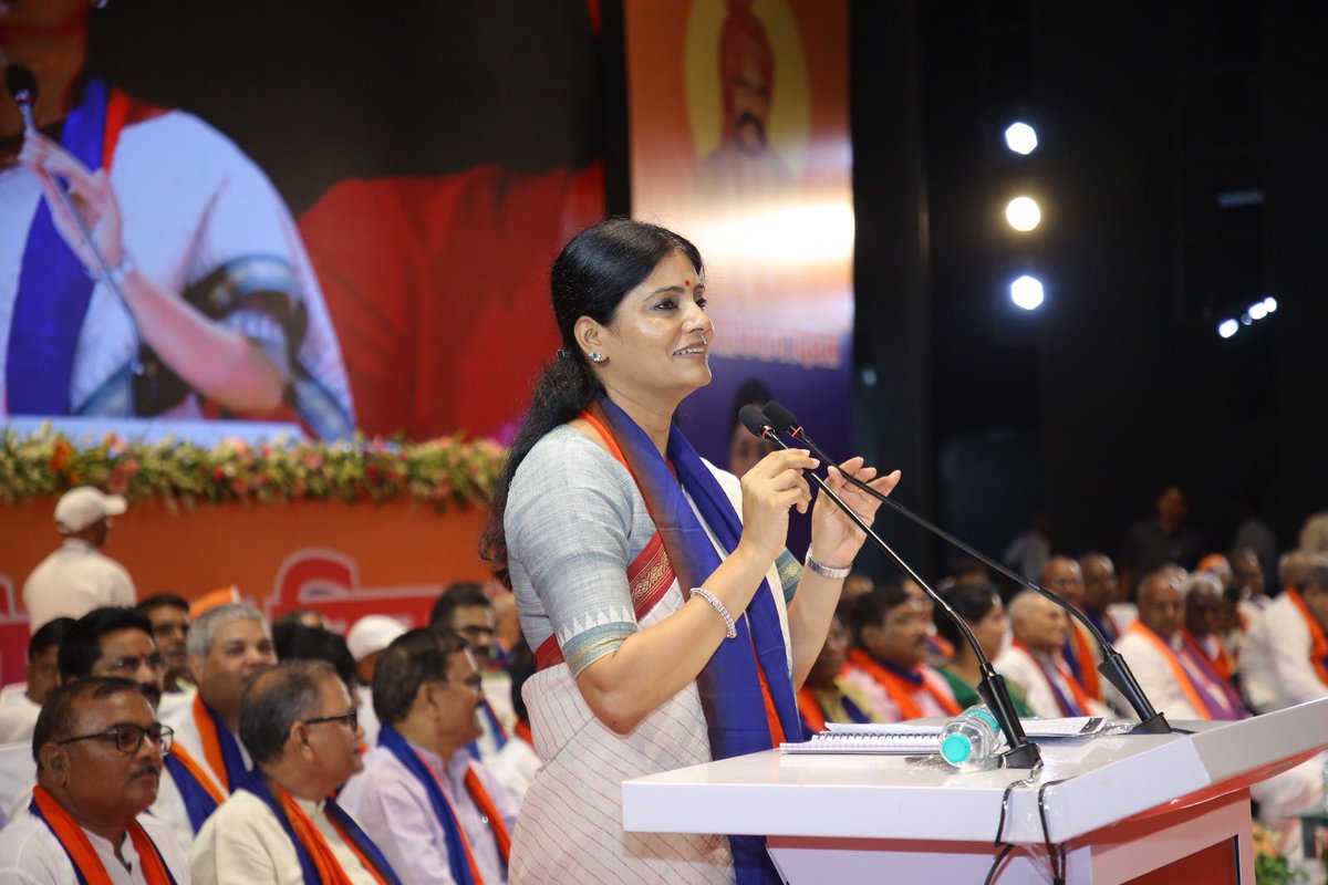AnupriyaSPatel's tweet photo. आज इंदिरा गांधी प्रतिष्ठान, लखनऊ में सामाजिक न्याय के पुरोधा एवं अपना दल के संस्थापक श्रद्धेय डॉ सोनेलाल पटेल जी की 76वीं जन्मजयंती के उपलक्ष्य में आयोजित “जन-स्वाभिमान दिवस कार्यक्रम” में शिरकत कर उन्हें भावभीनी श्रद्धांजलि अर्पित की । https://t.co/bVogVy4RFZ