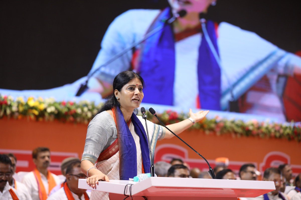 AnupriyaSPatel's tweet photo. प्रदेश के कोने-कोने से पधारे पार्टी के समर्पित कार्यकर्ताओं, पदाधिकारियों, स्नेहिजनों एवं समर्थकों के जनसैलाब ने डॉ साहब के सामाजिक व्यवस्था परिवर्तन के विचार की प्रासंगिकता को एक बार पुनः उजागर किया।सभी की इस अवसर पर उत्साहवर्धक सहभागिता के लिए आभार व्यक्त करती हूँ । https://t.co/xfGpNIBgpE