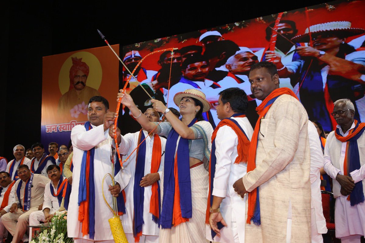 AnupriyaSPatel's tweet photo. प्रदेश के कोने-कोने से पधारे पार्टी के समर्पित कार्यकर्ताओं, पदाधिकारियों, स्नेहिजनों एवं समर्थकों के जनसैलाब ने डॉ साहब के सामाजिक व्यवस्था परिवर्तन के विचार की प्रासंगिकता को एक बार पुनः उजागर किया।सभी की इस अवसर पर उत्साहवर्धक सहभागिता के लिए आभार व्यक्त करती हूँ । https://t.co/xfGpNIBgpE
