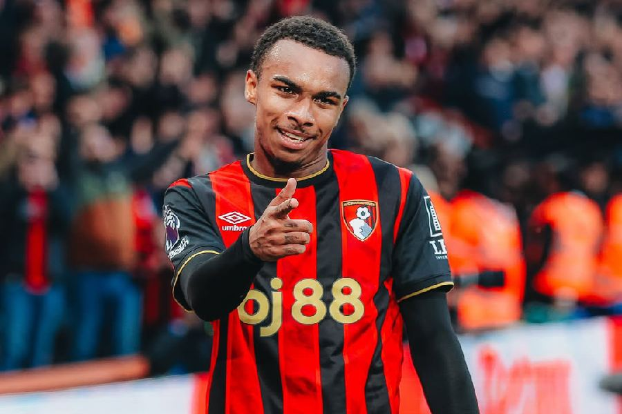 Paristeamfr's tweet photo. 🚨🔴🔵 Info ParisTeam | Eli Junior Kroupi continue de pousser pour rejoindre le PSG.

Après avoir donné son accord au PSG, le joueur a officiellement fait part à sa direction de son souhait de rejoindre Paris. 

Il espère désormais un geste de Bournemouth afin de faciliter les négociations. #PSG #MercatoPSG