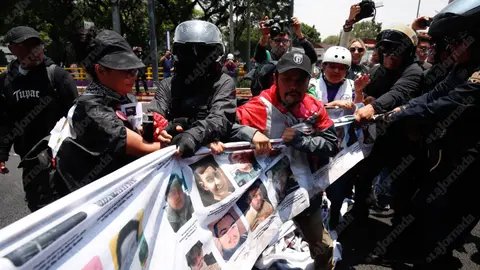 RogerScrovscky's tweet photo. Fanáticxs futboleros / familias buscadoras

Fuck the police! https://t.co/LglVZl6maF