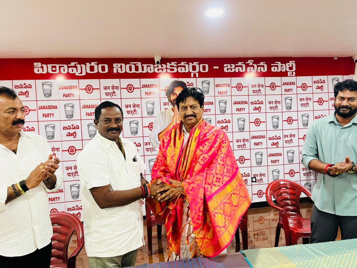 S_UdayaBhanu03's tweet photo. @JanaSenaParty మరింత బలోపేతం చేసే దిశగా ముందుకు.
ఈ కార్యక్రమంలో భాగంగా కాకినాడ పార్లమెంట్ పరిశీలకులుగా బాధ్యతలు నిర్వహిస్తున్న NTR జిల్లా జనసేన పార్టీ అధ్యక్షులు శ్రీ సామినేని ఉదయభాను గారు నాలుగో రోజు పిఠాపురం నియోజకవర్గంలోని జనసేన పార్టీ కార్యాలయం నందు సమావేశమయ్యారు.
#TeamSUB https://t.co/b5cAmONdHf