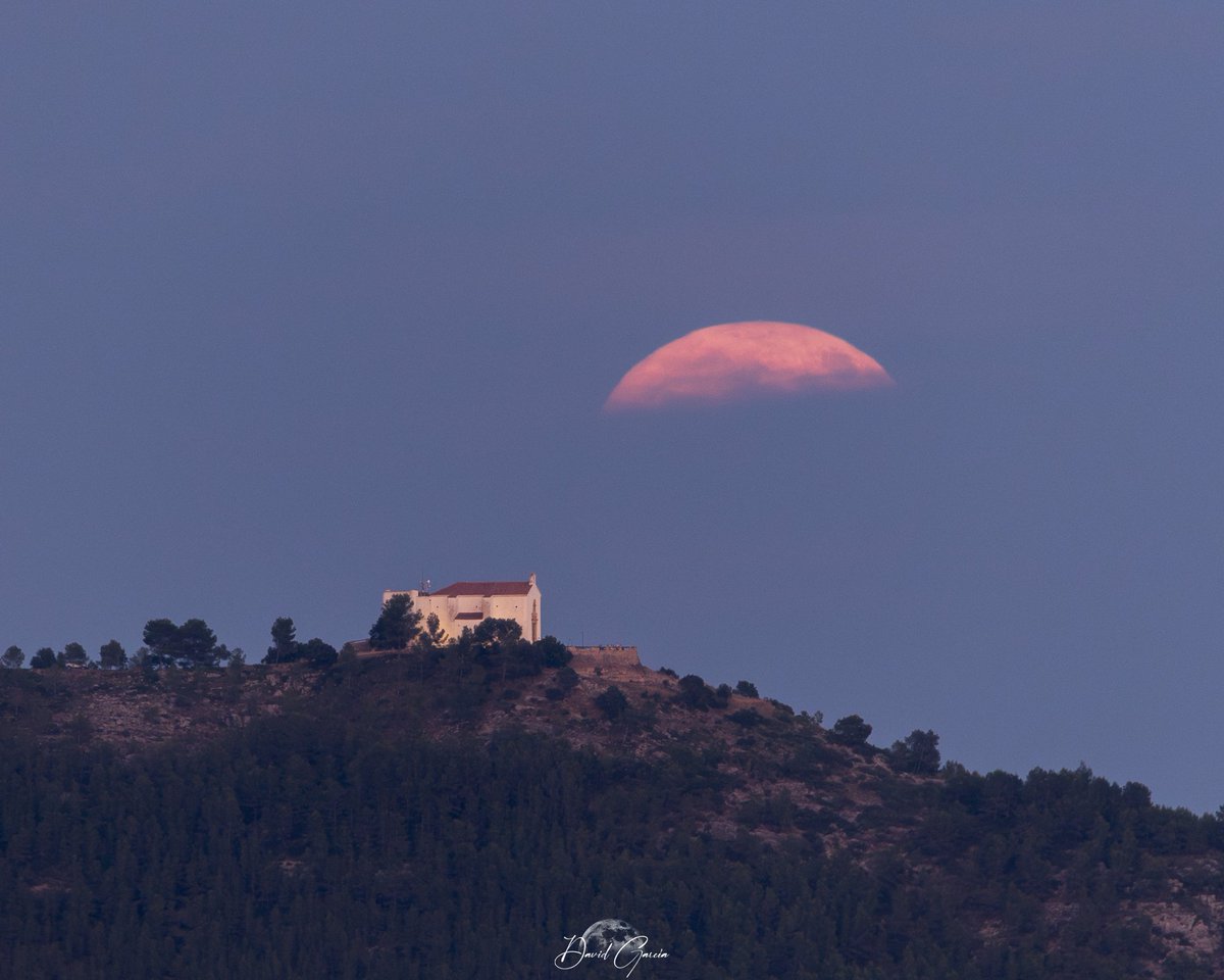 Eldelron's tweet photo. Luna de fresa fail. Se me resiste esta foto con la ermita de Santa Lucía, Alcossebre. 
En fin, otro año será https://t.co/S9GcbUw34N