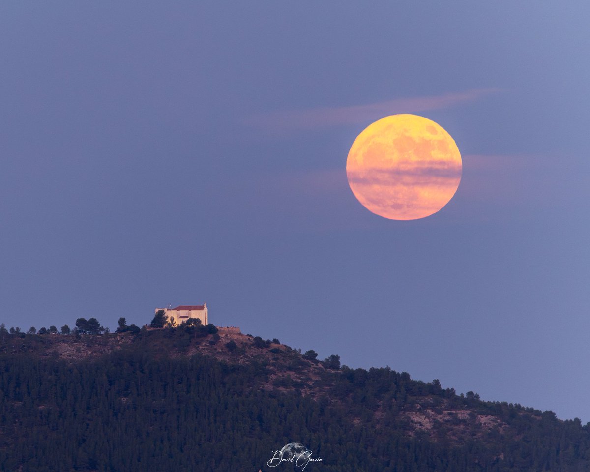 Eldelron's tweet photo. Luna de fresa fail. Se me resiste esta foto con la ermita de Santa Lucía, Alcossebre. 
En fin, otro año será https://t.co/S9GcbUw34N