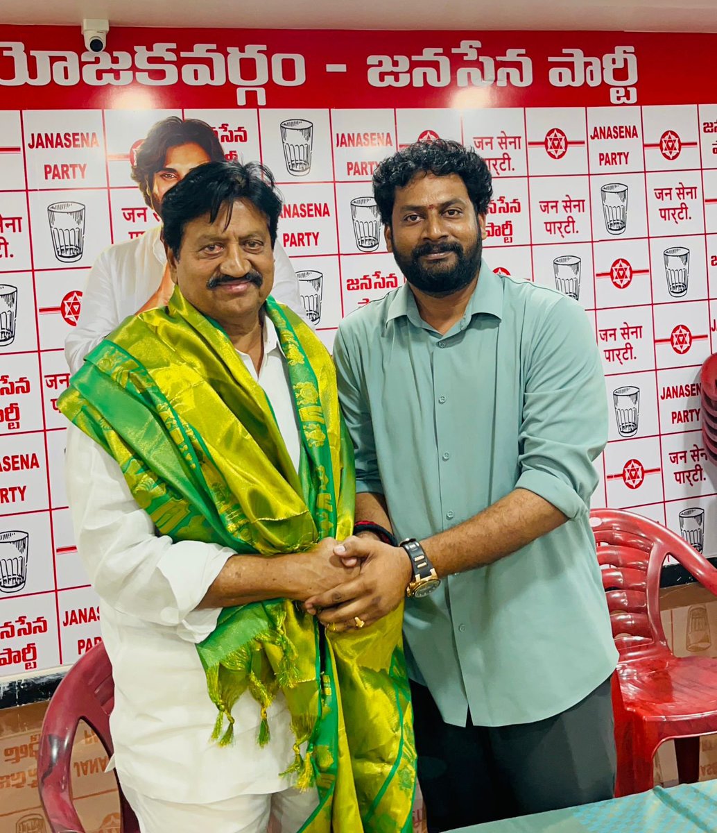 S_UdayaBhanu03's tweet photo. @JanaSenaParty మరింత బలోపేతం చేసే దిశగా ముందుకు.
ఈ కార్యక్రమంలో భాగంగా కాకినాడ పార్లమెంట్ పరిశీలకులుగా బాధ్యతలు నిర్వహిస్తున్న NTR జిల్లా జనసేన పార్టీ అధ్యక్షులు శ్రీ సామినేని ఉదయభాను గారు నాలుగో రోజు పిఠాపురం నియోజకవర్గంలోని జనసేన పార్టీ కార్యాలయం నందు సమావేశమయ్యారు.
#TeamSUB https://t.co/b5cAmONdHf