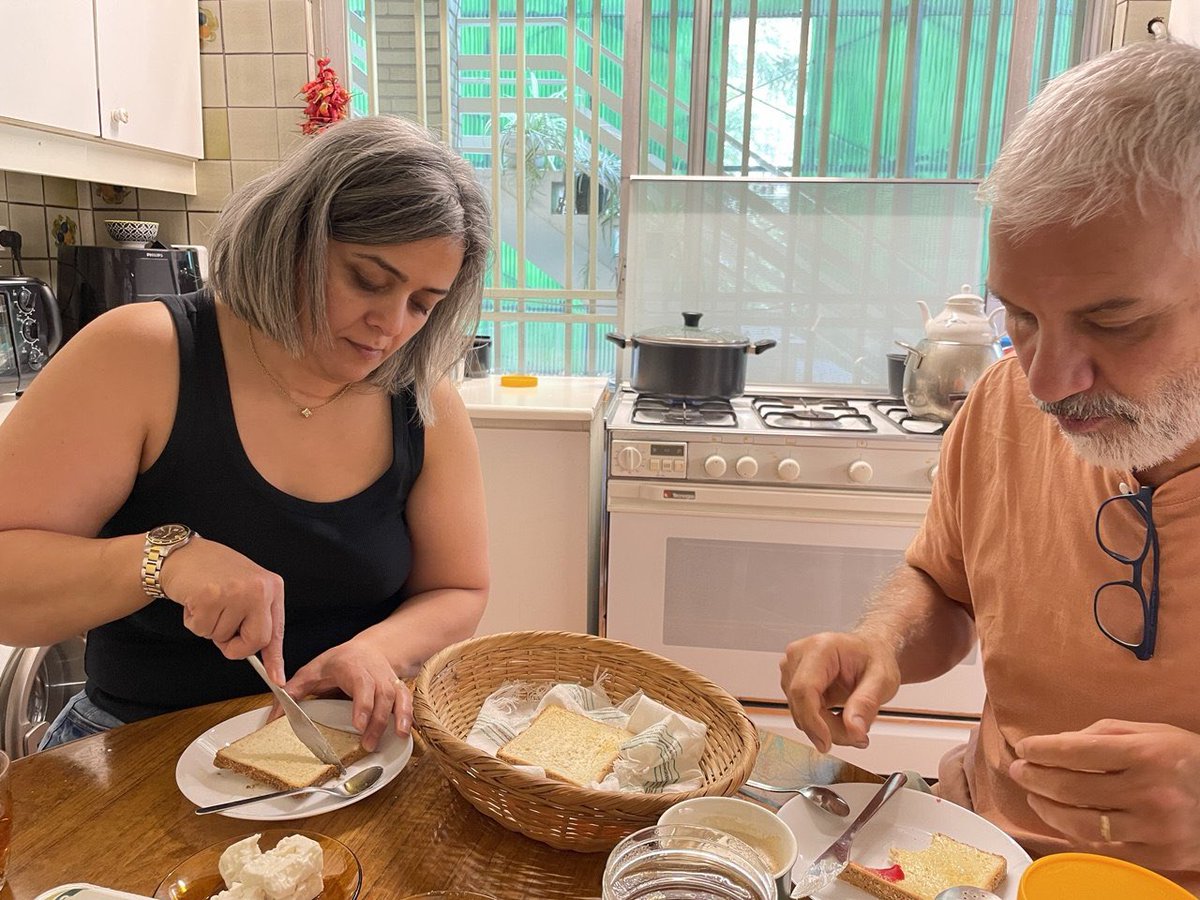 sepideqoliyan's tweet photo. نمی‌خوام برات ناله کنم، نمی‌خوام گریه کنم. چون خوب می‌شناسمت، کاشانی. همیشه بهت گفتم یکی از مهم‌ترین چهره‌‌های زنان معاصر ایرانی. زنی که دو سال انفرادی کشید، شش سال زندان رفت، اما حتی برای یک لحظه سر خم نکرد و یک قدم عقب ننشست. بدون ادعا، همیشه برای همه بودی. منتظرت هستم. منتظر آزادی‌ات و اون صبحانه‌ای که با هومن می‌چینیم. منتظرت هستم، با تمام وجود.
دومین‌ روز 
#سپیده_کاشانی #سیما_کاشانی #هومن_جوکار