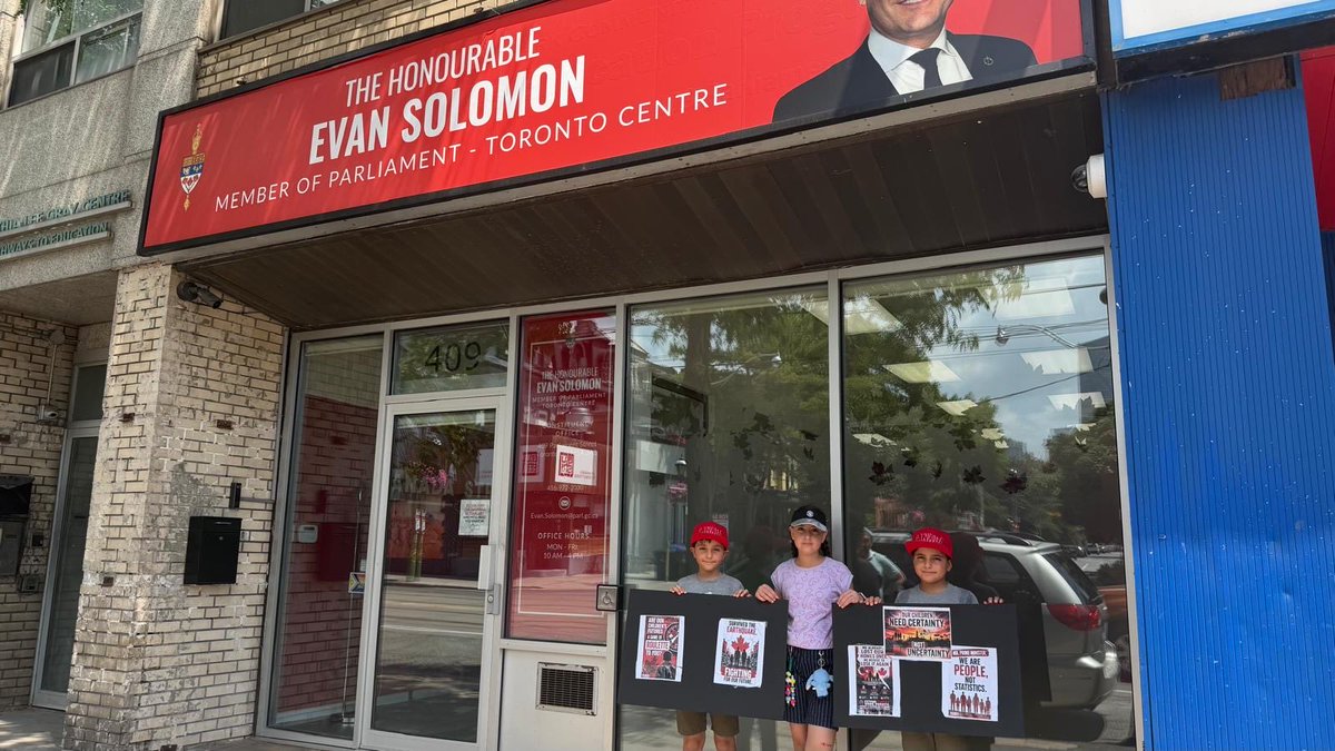 YesMeLordX's tweet photo. Look at their hats. Look at their shirts. These TS2023 kids chose to wear CANADA while asking Canada to let them stay.
They survived the earthquake at 5, 6, 8 years old. They grew up here. Their permits expire, their childhood shouldn’t. @EvanLSolomon #ExtendTS2023 https://t.co/DtndOXiMQI