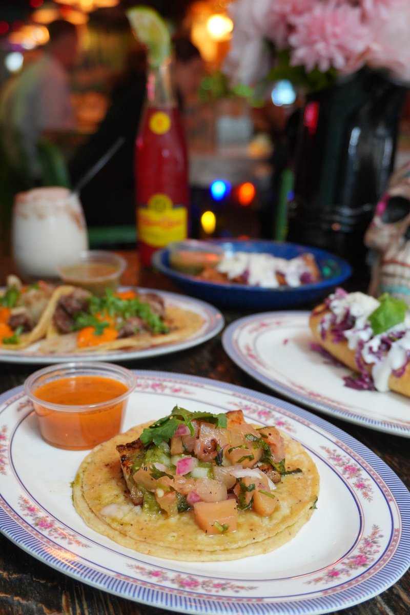 BEtacopub's tweet photo. Golden, crispy, and just the right amount of heat. 🌮 The Oh My Cod is calling.
#BrokenEnglishTacoPub #ChicagoEats #TacoTime #FishTaco #EatChicago https://t.co/h6EMmQc1kx