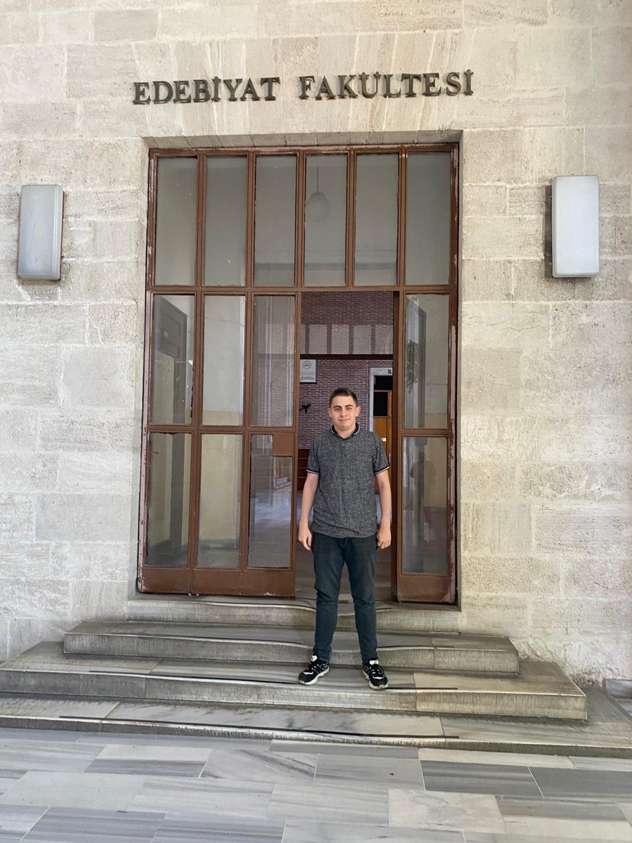 MeydancSamet's tweet photo. Üniversiteler bilgi üretme merkezi olmaktan çıkıp gündem kovalayan kurumlara dönüşmemeli. Tarih eğitiminin kronik sorunları ortadayken “Tarih ve Yapay Zekâ” bölümü açmak, binanın temeli çürükken dış cepheyi boyamaya benziyor. Yapay zekâ elbette kullanılmalı; + https://t.co/aOnPzCXEQU