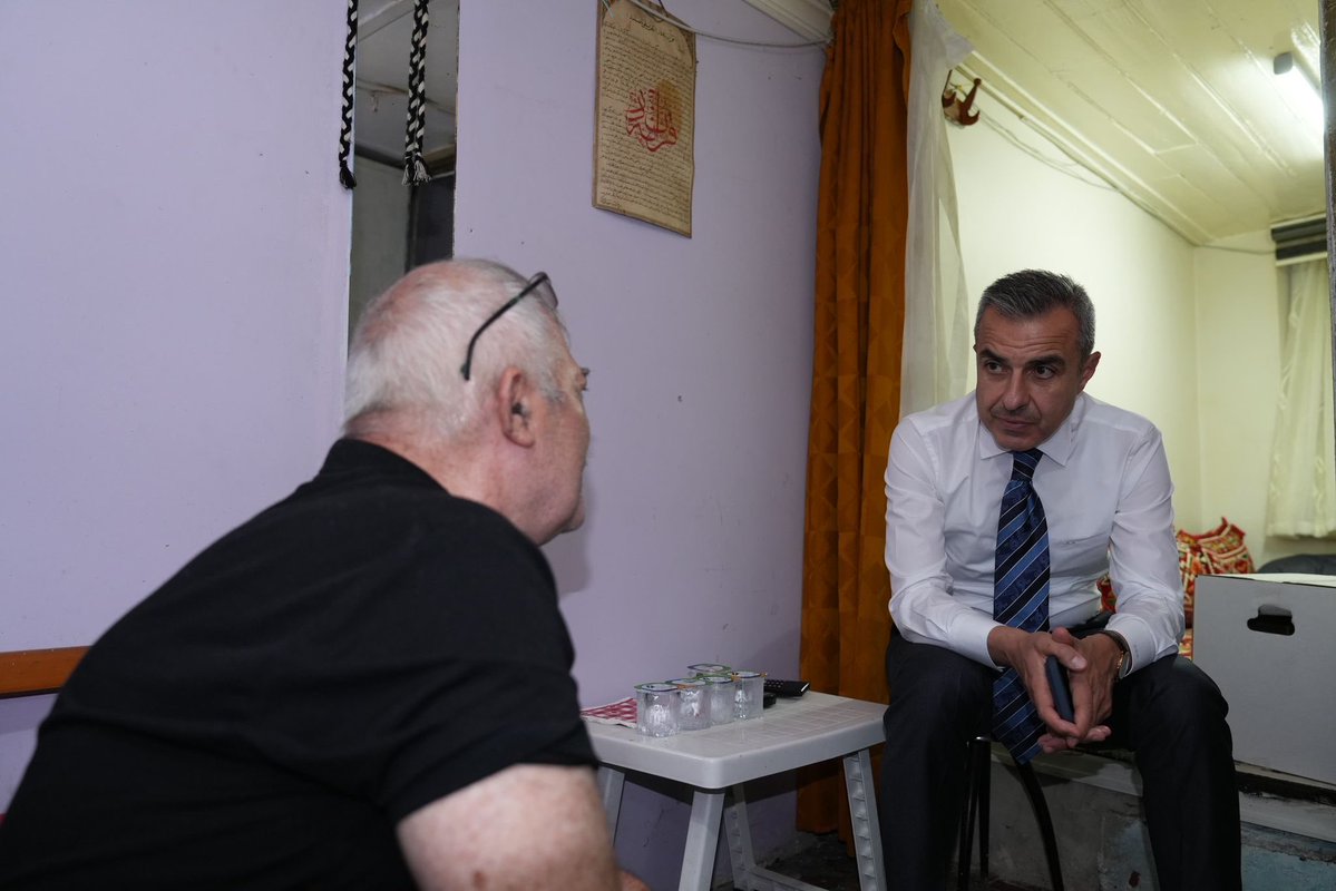 TC_Beyoglu's tweet photo. Kaymakamımız Sayın Abdullah Atakan Atasoy, #Ailemizİstanbul projemiz kapsamında, mesai sonrasında 5 kıymetli ailemizi hanelerinde ziyaret etti. 
Kaymakamımız: “Kıymetli ailelerimizin gönlüne dokunmayı ve hayır dualarını almayı en büyük kazanım olarak görüyor, her hanemizi aynı samimiyet ve hassasiyetle ziyaret etmeye devam ediyoruz” dedi. 
@TC_istanbul 
@gul_davut 
@ataatasoy19 
#Ailemizistanbul
#AileYılı