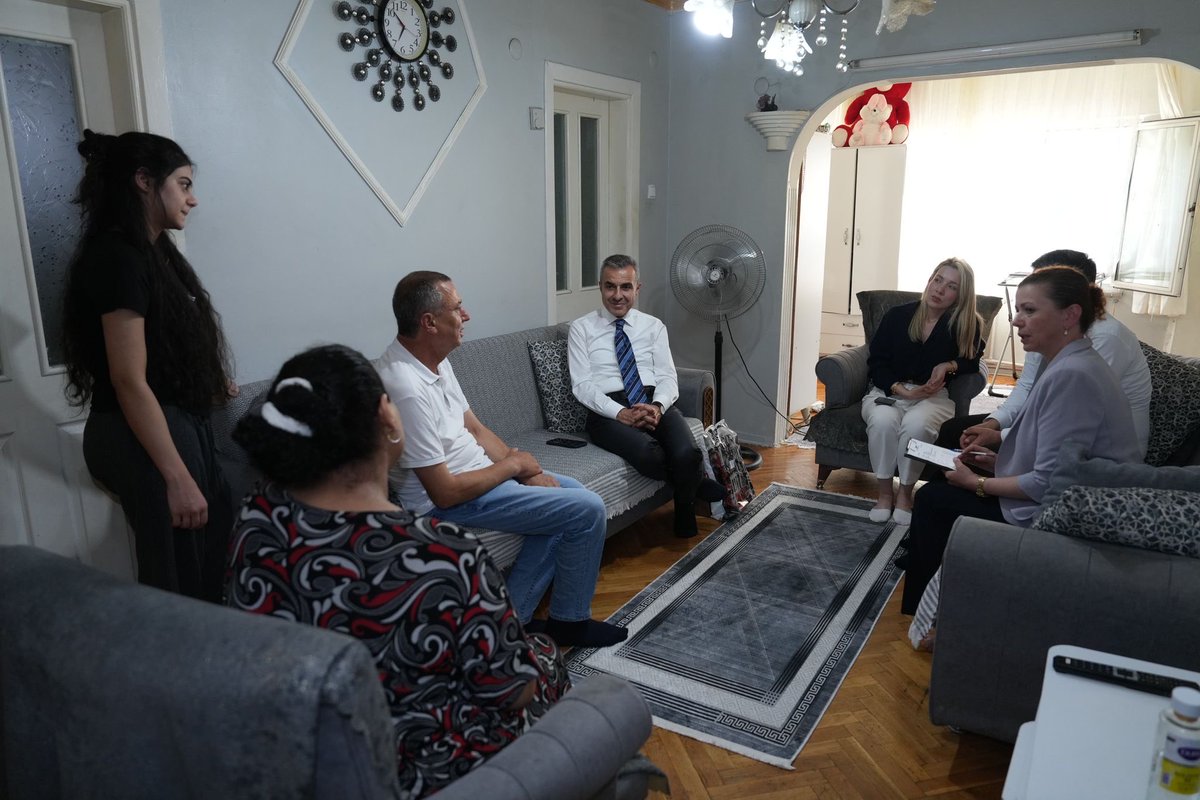 TC_Beyoglu's tweet photo. Kaymakamımız Sayın Abdullah Atakan Atasoy, #Ailemizİstanbul projemiz kapsamında, mesai sonrasında 5 kıymetli ailemizi hanelerinde ziyaret etti. 
Kaymakamımız: “Kıymetli ailelerimizin gönlüne dokunmayı ve hayır dualarını almayı en büyük kazanım olarak görüyor, her hanemizi aynı samimiyet ve hassasiyetle ziyaret etmeye devam ediyoruz” dedi. 
@TC_istanbul 
@gul_davut 
@ataatasoy19 
#Ailemizistanbul
#AileYılı