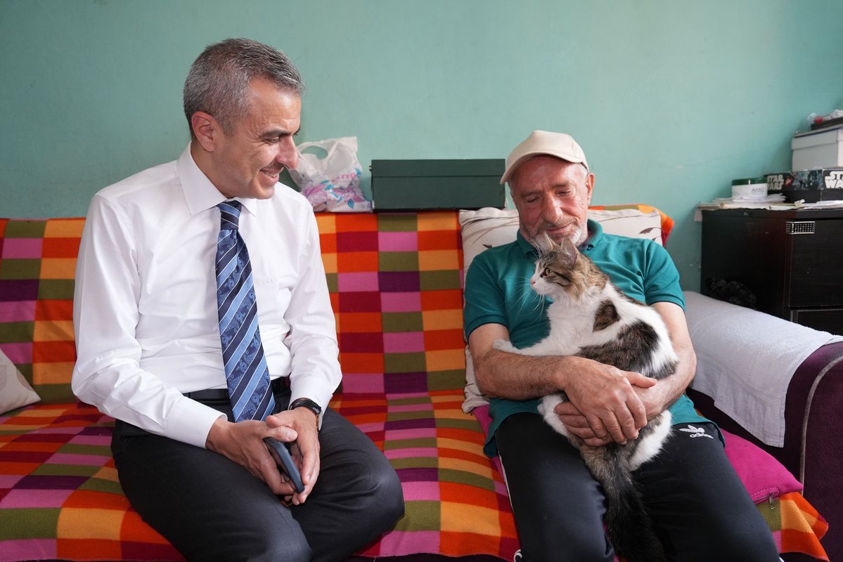 TC_Beyoglu's tweet photo. Kaymakamımız Sayın Abdullah Atakan Atasoy, #Ailemizİstanbul projemiz kapsamında, mesai sonrasında 5 kıymetli ailemizi hanelerinde ziyaret etti. 
Kaymakamımız: “Kıymetli ailelerimizin gönlüne dokunmayı ve hayır dualarını almayı en büyük kazanım olarak görüyor, her hanemizi aynı samimiyet ve hassasiyetle ziyaret etmeye devam ediyoruz” dedi. 
@TC_istanbul 
@gul_davut 
@ataatasoy19 
#Ailemizistanbul
#AileYılı
