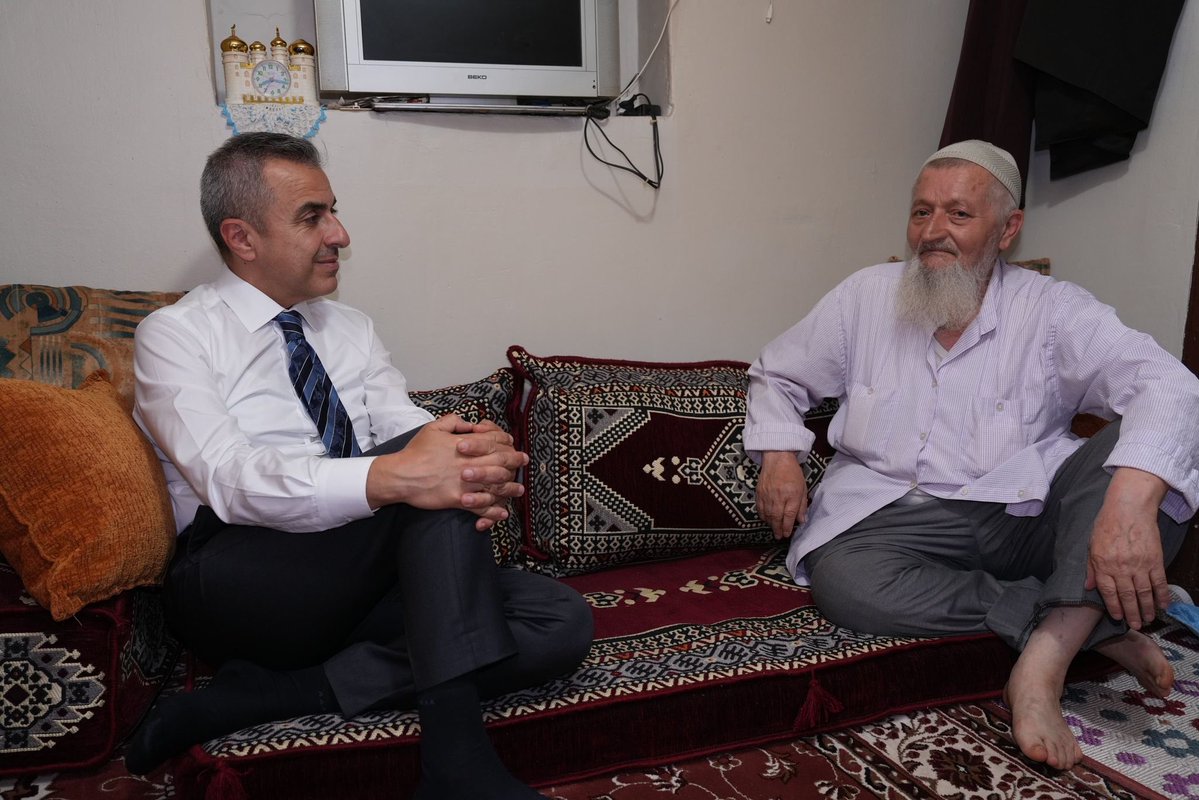 TC_Beyoglu's tweet photo. Kaymakamımız Sayın Abdullah Atakan Atasoy, #Ailemizİstanbul projemiz kapsamında, mesai sonrasında 5 kıymetli ailemizi hanelerinde ziyaret etti. 
Kaymakamımız: “Kıymetli ailelerimizin gönlüne dokunmayı ve hayır dualarını almayı en büyük kazanım olarak görüyor, her hanemizi aynı samimiyet ve hassasiyetle ziyaret etmeye devam ediyoruz” dedi. 
@TC_istanbul 
@gul_davut 
@ataatasoy19 
#Ailemizistanbul
#AileYılı