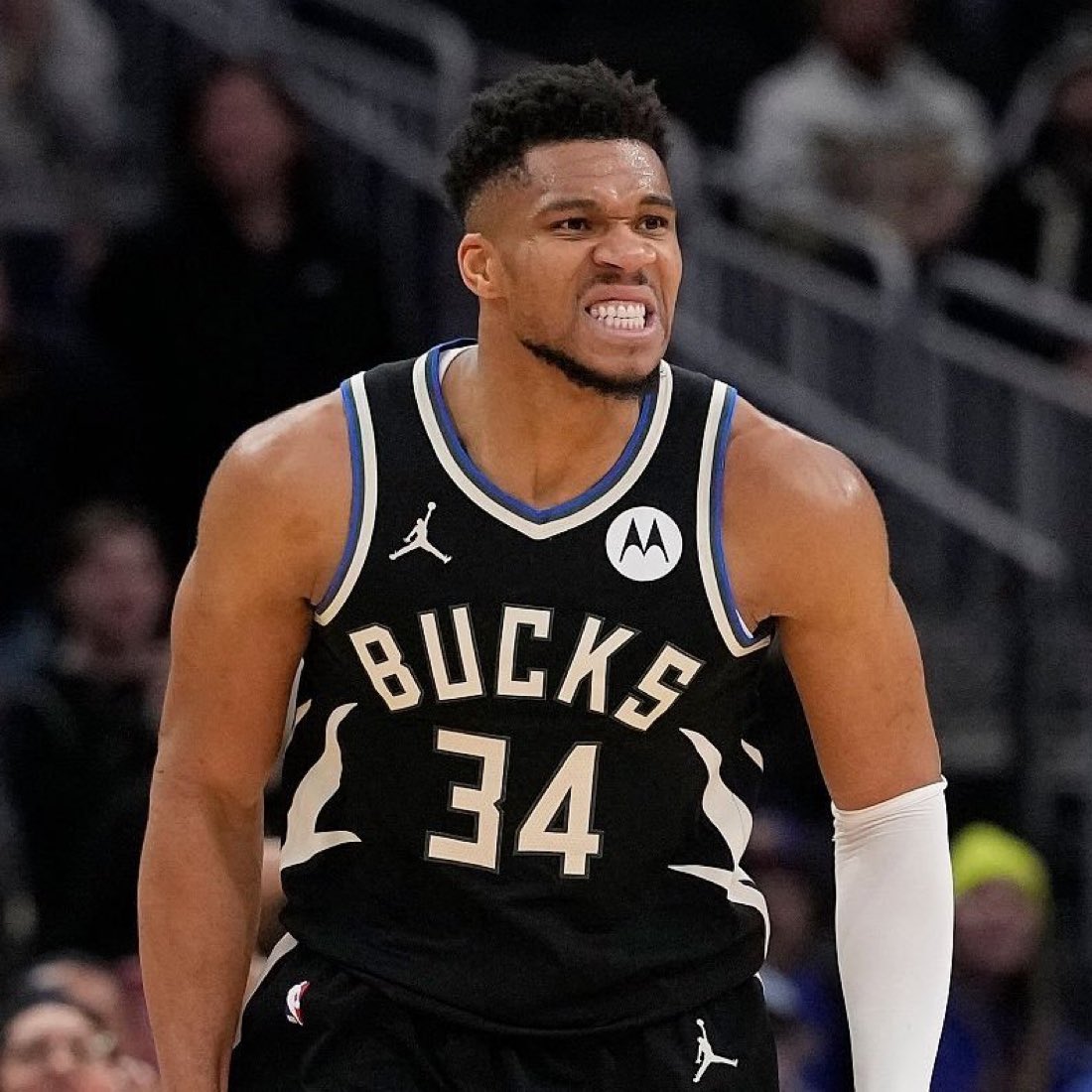 Fullcourtpass's tweet photo. Giannis Antetokounmpo was ready to sign off on a trade to Boston, but the Celtics refused to give him the three-year max extension he wanted and were only willing to offer two-years, per @BillSimmons 

(h/t @CourtsideBuzzX) https://t.co/oY2ytwmp2t