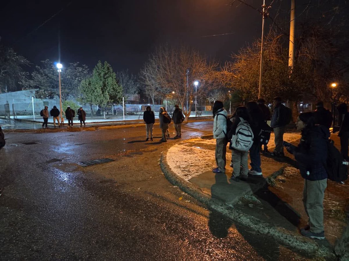 Ines_citas's tweet photo. @MzaDGE Ineptos hubieran adelantado tres días el receso. Avisar tres minutos antes es eficiencia?, es garantizar? No saben que en Mendoza no es como la ciudad  donde viven. No hay transportes regularmente, escuelas sin gas... Corruptos vende humo. https://t.co/b76Ke5qmu0