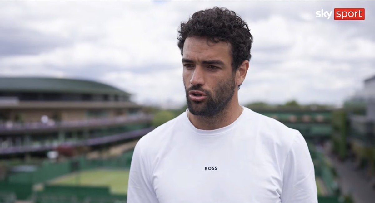 GaeThanoss's tweet photo. Intervista post partita di Berrettini: 
“Come mi sento fisicamente? Sempre le stesse domande fate oh, dopo un po’ anche basta (dice irritato). 
Iniziano a dire che potrei arrivare in fondo? Ci spero(ride,ndr)..Certo è che ho affrontato un vecchio ed uno fatto di cristallo.Calma.” https://t.co/6e1HkcQfrk