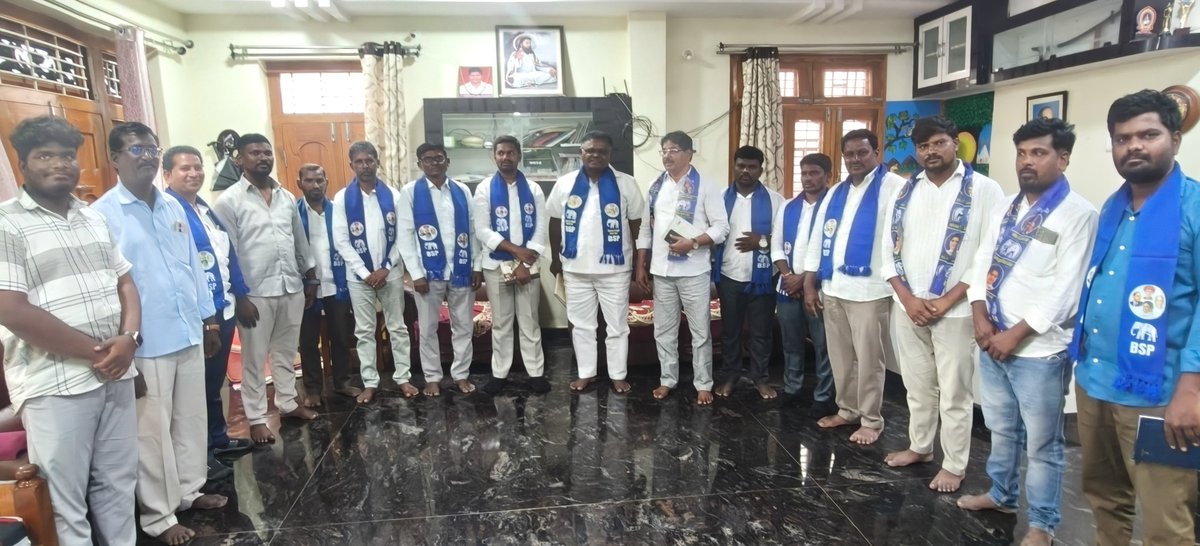 Bandi_prudhvi's tweet photo. ఇ రోజు అనగా 02-07-2026 రోజున వనపర్తి జిల్లా కేంద్రంలో, జిల్లా అధ్యక్షులు మిద్దె మహేష్ గారి అధ్యక్షతన వనపర్తి మరియు గద్వాల్ జిల్లాల జిల్లా, అసెంబ్లీ కమిటీల సమీక్ష సమావేశం నిర్వహించడం జరిగింది. ఇ కార్యక్రమానికి ముఖ్య అతిధిగా రాష్ట్ర ఉపాధ్యక్షులు శ్రీరామ్ కృష్ణ అన్న గారు హాజరయ్యారు. https://t.co/sVaiSRlnhu