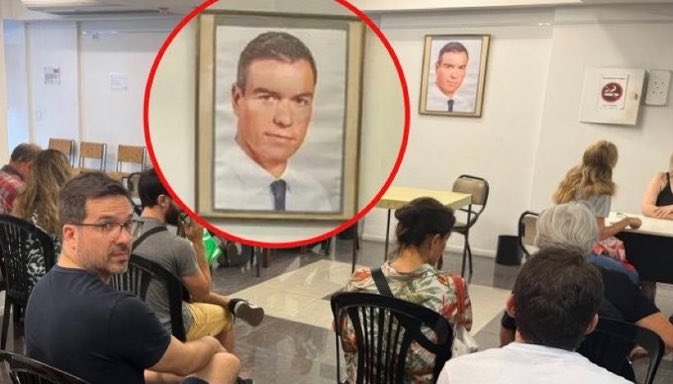 MGaussage's tweet photo. Parece una charla de la Cienciología para hablar de la Dianética con el retrato de Ron Hubbard presidiendo el aquelarre. https://t.co/V0TVdi3gsQ