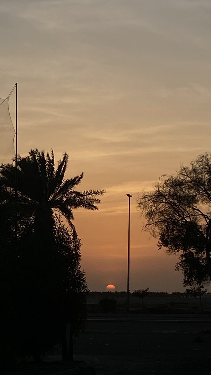 i112x's tweet photo. مع غروب الشمس لا أطلب من الدنيا شيئًا
أكتفي بأن أترك لله كل ما عجز قلبي عن حمله وأعود وأنا مؤمن أن الله لا يخذل قلبًا علّق أمله به وأن بعد كل ضيقٍ طمأنينة وبعد كل انتظارٍ فرج🤎. https://t.co/JtJFg4djP8