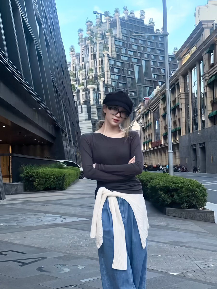 lqxiaoting's tweet photo. my taste in women is xiaoting looking like an art student who just moved to paris https://t.co/h0qwVvnBzX
