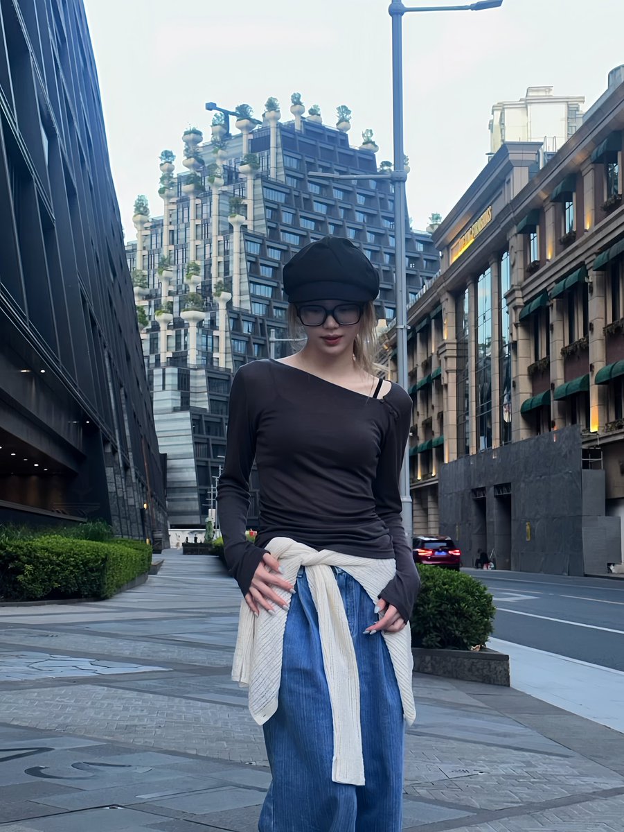 lqxiaoting's tweet photo. my taste in women is xiaoting looking like an art student who just moved to paris https://t.co/h0qwVvnBzX