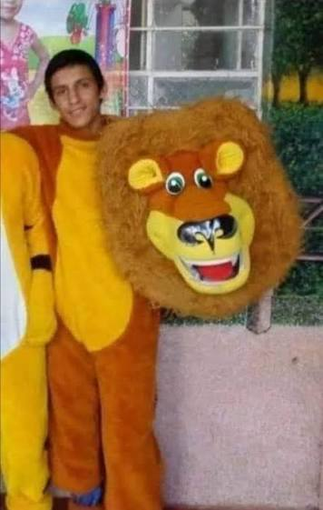 hiuleck's tweet photo. @rommipic Si viene milei al Perú tienes que ir con tu disfraz del León libertario y tu pancarta que diga "VLLC" https://t.co/KSG1herQ7S