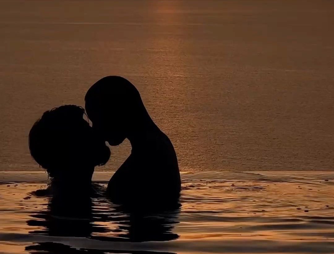 deityofnightt's tweet photo. In a seaside town away from everyone with the one you love https://t.co/Dq1oIcuIDq