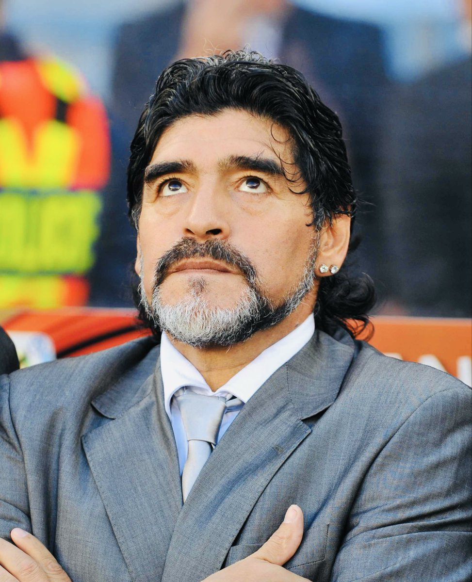 LMDFoot_'s tweet photo. 🚨 Diego Maradona en 2018 après avoir entendu que les États-Unis accueilleraient la Coupe du monde 2026 : 

 « Ils vont diviser le match en quatre mi-temps au lieu de deux pour insérer des publicités. Comparez, vous verrez. » 👀 https://t.co/LyKM31Be3G