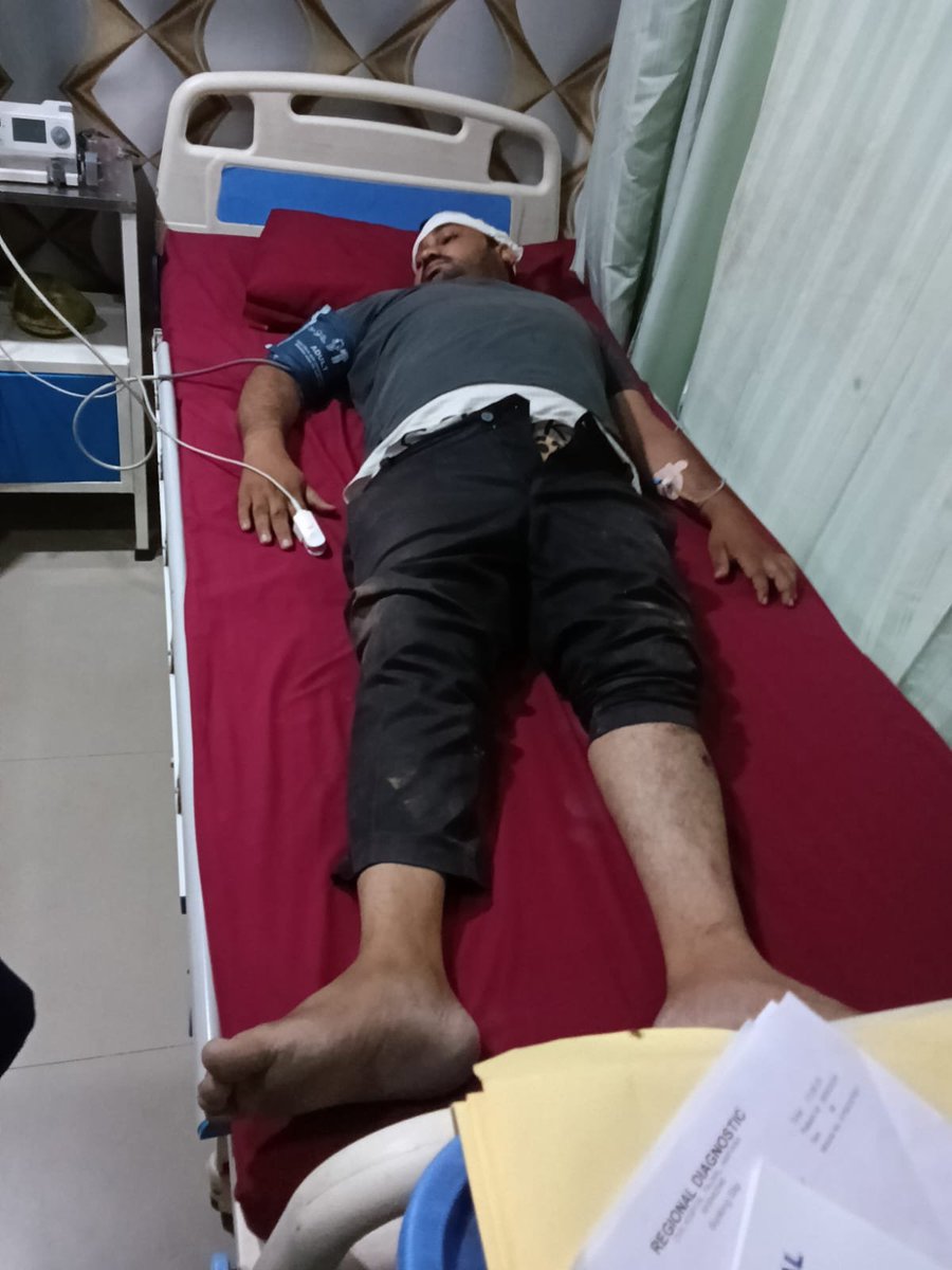 BhimArmyChief's tweet photo. हरियाणा के जिला पलवल के थाना सदर क्षेत्र के गाँव दिगौट में 26 जून को दलित परिवार पर हुआ जानलेवा हमला केवल एक आपराधिक घटना नहीं, बल्कि संविधान, सामाजिक न्याय और दलित समुदाय की सुरक्षा पर सीधा हमला है। 

पीड़ित परिवार के अनुसार, उनको जातिसूचक गालियाँ दी गईं और घर में घुसकर लाठी-डंडों, लोहे की रॉड, कुल्हाड़ी सहित घातक हथियारों से हमला किया गया, जिसमें परिवार के कई सदस्य गंभीर रूप से घायल हुए।

सबसे गंभीर बात यह है कि घटना को इतने दिन बीत जाने के बाद भी यदि मुख्य आरोपी गिरफ्तार नहीं हुए हैं और पुलिस केवल अन्य लोगों की गिरफ्तारी कर मामले को रफा-दफा करने का प्रयास कर रही है, तो यह न्याय प्रक्रिया पर गंभीर सवाल है।

मुख्यमंत्री @NayabSainiBJP, दलित परिवार पर खुलेआम हमला करने वालों को बचाने का कोई भी प्रयास कानून के शासन और संविधान की मूल भावना के साथ विश्वासघात होगा।

हम @cmohry में मांग करते हैं कि सभी नामजद और वास्तविक आरोपियों की तत्काल गिरफ्तारी सुनिश्चित की जाए, निष्पक्ष जांच कराई जाए तथा पीड़ित परिवार को सुरक्षा, सर्वोत्तम चिकित्सा सुविधा और न्याय दिलाने के लिए ठोस कदम उठाए जाएँ।