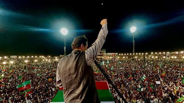 AishaInsafian's tweet photo. 1062 days since Imran Khan's illegal detention and solitary confinement. 
Release Imran Khan                                                           #خان_کی_قید_پر_خاموشی_توڑو https://t.co/MHivVoSpsk