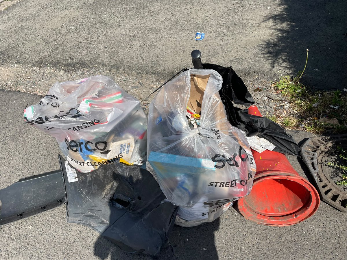 Litterwatch1's tweet photo. Our girl Paula is a legend! She saw the mess by Farmfoods in Princes End and actually did something about it. She doesn’t just talk the talk—she walks the walk. Huge shoutout for taking pride in our community!#PrincesEnd #CommunityPride #sandwell https://t.co/rlWJmMIFov