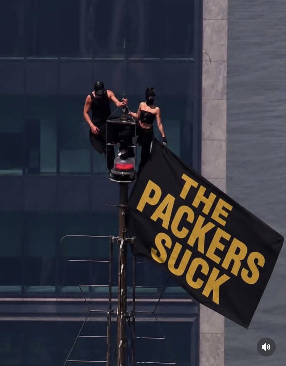 untoldchicago's tweet photo. I understand why they climbed it now. #Dabears  #Beardown https://t.co/7mnkowmvP2