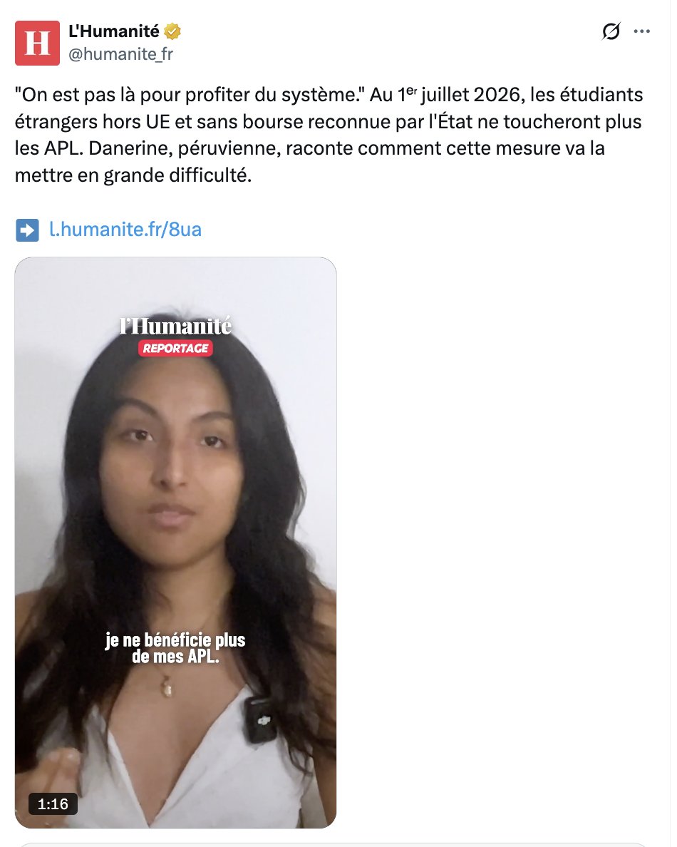 mrvicfer's tweet photo. L'Humanité, journal subventionné par l'argent public, vient de publier un témoignage émouvant. Danerine, une simple étudiante péruvienne, raconte comment la fin des APL pour les étudiants étrangers hors UE va la mettre en grande difficulté. Elle dit en regardant la caméra : "On est pas là pour profiter du système."

Mais après vérification... hum hum.

Danerine Vargas étudie à Sciences Po Paris. Elle bénéficie d'une bourse d'excellence de 18 500 euros. Elle dirige sa propre structure. Elle intervient comme consultante auprès de réseaux liés à l'UNESCO. Elle participe à plusieurs organisations internationales.

Elle touchait 240 euros d'APL par mois.

Le journal qui a publié ce témoignage a présenté cette consultante internationale boursière de Sciences Po comme une étudiante précaire fragilisée par une mesure brutale. Sans mentionner aucun de ces éléments pourtant publics sur LinkedIn.

C'est exactement le mécanisme de manipulation de l'opinion que l'on documente depuis des semaines.

On choisit un visage. On supprime le contexte. On filme le discours le plus émotionnel. Et on espère que personne ne va vérifier. Les réseaux sociaux ont vérifié.

La vraie question sur la fin des APL pour les étudiants étrangers non boursiers est légitime et mérite un débat honnête. Ces aides coûtent des centaines de millions d'euros par an à la France dans un contexte de déficit public record. Les Français qui financent ces aides ont le droit de savoir à qui elles profitent réellement.

Ce débat honnête, L'Humanité ne veut pas le tenir. Elle préfère Danerine et ses 240 euros mensuels qu'elle présente comme une victime, en omettant sa bourse de 18 500 euros et son réseau international.

"On est pas là pour profiter du système."