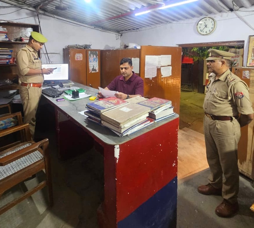bareillypolice's tweet photo. दि0 2/3.07.26 की रात्रि #SPCity द्वारा थाना सीबीगंज का आकस्मिक निरीक्षण कर जनसुनवाई, महिला अपराध, विवेचनाओं एवं थाना अभिलेखों की समीक्षा की गई। थाना कार्यालय, हवालात, CCTNS व महिला हेल्प डेस्क का निरीक्षण कर अभिलेख अद्यावधिक रखने एवं पुलिस कर्मियों को आवश्यक दिशा-निर्देश दिए गए। https://t.co/AQn7iEsEiS