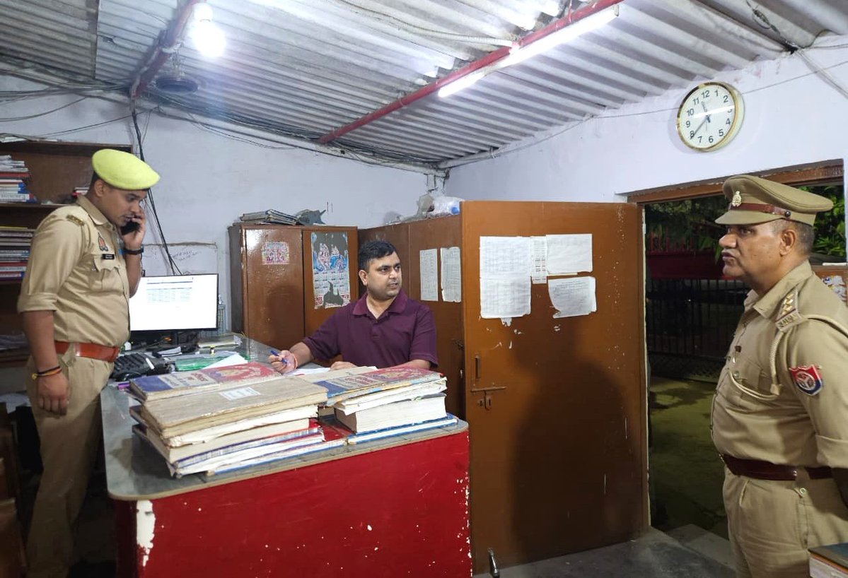bareillypolice's tweet photo. दि0 2/3.07.26 की रात्रि #SPCity द्वारा थाना सीबीगंज का आकस्मिक निरीक्षण कर जनसुनवाई, महिला अपराध, विवेचनाओं एवं थाना अभिलेखों की समीक्षा की गई। थाना कार्यालय, हवालात, CCTNS व महिला हेल्प डेस्क का निरीक्षण कर अभिलेख अद्यावधिक रखने एवं पुलिस कर्मियों को आवश्यक दिशा-निर्देश दिए गए। https://t.co/AQn7iEsEiS