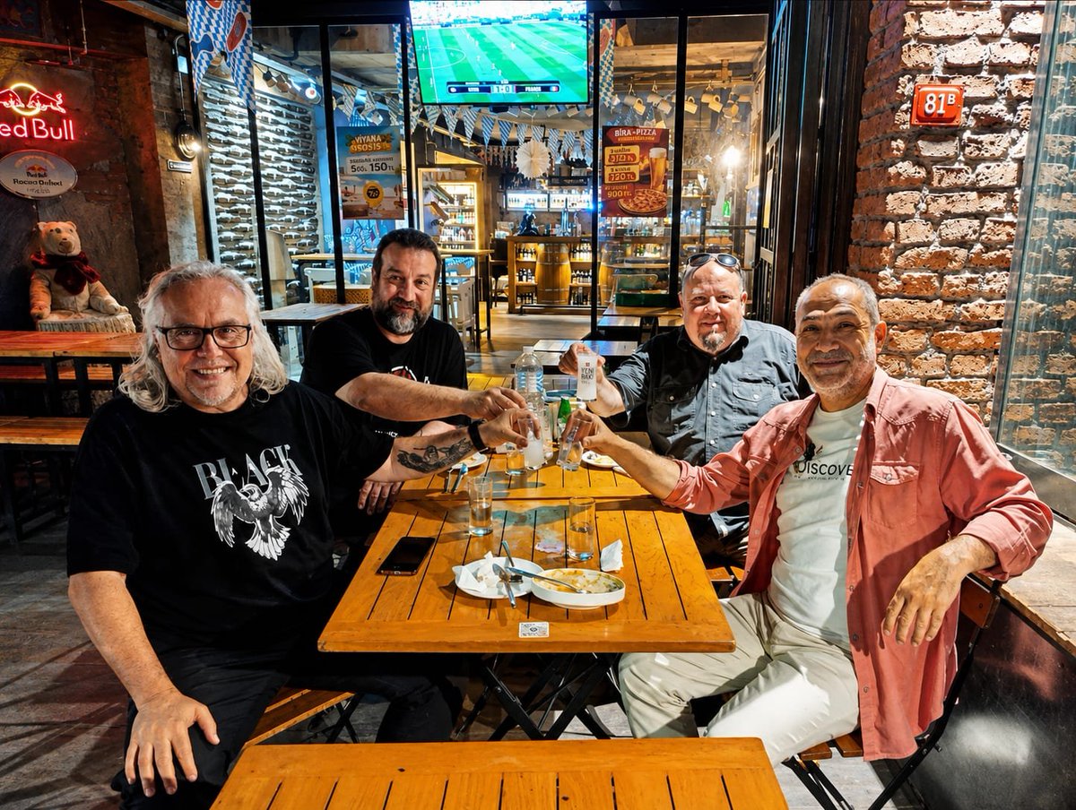 barisuzel's tweet photo. Sezonu kapattık, yaza merhaba dedik.

Yeni sezonda görüşmek üzere... 

#SEVDAMIZINPEŞİNDEYİZ 

@armanbaman @Varnaian @Biergarten2016

Siyah-beyaz devam... https://t.co/2dGrlcZDHR