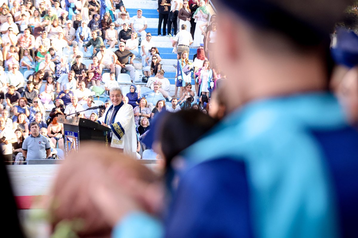universitemDEU's tweet photo. 🎓 İktisadi ve İdari Bilimler Fakültemizin 2025-2026 Akademik Yılı Mezuniyet Töreni gerçekleştirildi.

📍 Törene, Rektörümüz Prof. Dr. Bayram Yılmaz, Rektör Yardımcılarımız, Fakültemiz Dekan Vekilimiz, akademik ve idari personelimiz ile çok sayıda davetli katıldı. Program kapsamında; fakülte birincisi öğrencimiz, Dekan Vekilimiz ve Rektörümüz mezunlarımıza hitap etti.

🏅 Fakülte birincisi öğrencimiz tarafından Dekan Vekilimiz eşliğinde mezuniyet kütüğüne isim plakası çakılmasıyla taçlanan törende, öğrencilerimiz kep atarak mezuniyet sevincini hep birlikte yaşadı.

👨‍👩‍👧‍👦 Öğrencilerimizin ailelerinin yoğun ilgi gösterdiği programda gurur, heyecan ve mutluluk bir arada yaşandı. Dokuz Eylül Üniversitesi ailesi olarak mezunlarımızı kutluyor; meslek yaşamlarında ve hayatlarının her döneminde başarılar diliyoruz.

@deuiibf

#DokuzEylülÜniversitesi
#DEÜ
#Mezuniyet
#İktisadiveİdariBilimlerFakültesi
