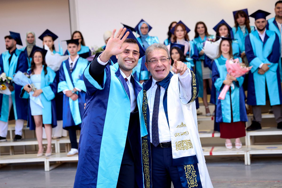 universitemDEU's tweet photo. 🎓 İktisadi ve İdari Bilimler Fakültemizin 2025-2026 Akademik Yılı Mezuniyet Töreni gerçekleştirildi.

📍 Törene, Rektörümüz Prof. Dr. Bayram Yılmaz, Rektör Yardımcılarımız, Fakültemiz Dekan Vekilimiz, akademik ve idari personelimiz ile çok sayıda davetli katıldı. Program kapsamında; fakülte birincisi öğrencimiz, Dekan Vekilimiz ve Rektörümüz mezunlarımıza hitap etti.

🏅 Fakülte birincisi öğrencimiz tarafından Dekan Vekilimiz eşliğinde mezuniyet kütüğüne isim plakası çakılmasıyla taçlanan törende, öğrencilerimiz kep atarak mezuniyet sevincini hep birlikte yaşadı.

👨‍👩‍👧‍👦 Öğrencilerimizin ailelerinin yoğun ilgi gösterdiği programda gurur, heyecan ve mutluluk bir arada yaşandı. Dokuz Eylül Üniversitesi ailesi olarak mezunlarımızı kutluyor; meslek yaşamlarında ve hayatlarının her döneminde başarılar diliyoruz.

@deuiibf

#DokuzEylülÜniversitesi
#DEÜ
#Mezuniyet
#İktisadiveİdariBilimlerFakültesi