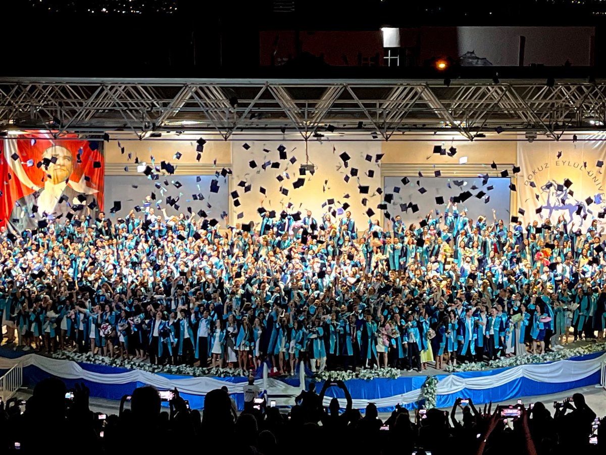 universitemDEU's tweet photo. 🎓 İktisadi ve İdari Bilimler Fakültemizin 2025-2026 Akademik Yılı Mezuniyet Töreni gerçekleştirildi.

📍 Törene, Rektörümüz Prof. Dr. Bayram Yılmaz, Rektör Yardımcılarımız, Fakültemiz Dekan Vekilimiz, akademik ve idari personelimiz ile çok sayıda davetli katıldı. Program kapsamında; fakülte birincisi öğrencimiz, Dekan Vekilimiz ve Rektörümüz mezunlarımıza hitap etti.

🏅 Fakülte birincisi öğrencimiz tarafından Dekan Vekilimiz eşliğinde mezuniyet kütüğüne isim plakası çakılmasıyla taçlanan törende, öğrencilerimiz kep atarak mezuniyet sevincini hep birlikte yaşadı.

👨‍👩‍👧‍👦 Öğrencilerimizin ailelerinin yoğun ilgi gösterdiği programda gurur, heyecan ve mutluluk bir arada yaşandı. Dokuz Eylül Üniversitesi ailesi olarak mezunlarımızı kutluyor; meslek yaşamlarında ve hayatlarının her döneminde başarılar diliyoruz.

@deuiibf

#DokuzEylülÜniversitesi
#DEÜ
#Mezuniyet
#İktisadiveİdariBilimlerFakültesi