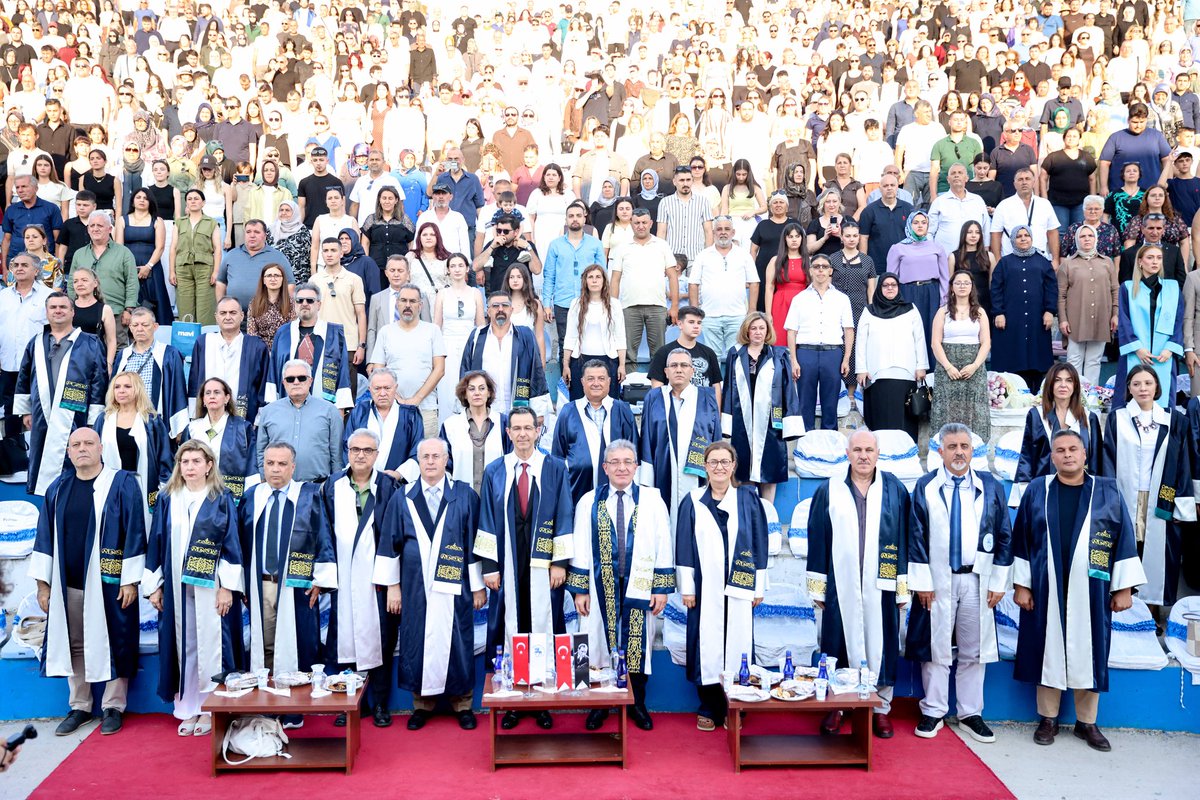 universitemDEU's tweet photo. 🎓 İktisadi ve İdari Bilimler Fakültemizin 2025-2026 Akademik Yılı Mezuniyet Töreni gerçekleştirildi.

📍 Törene, Rektörümüz Prof. Dr. Bayram Yılmaz, Rektör Yardımcılarımız, Fakültemiz Dekan Vekilimiz, akademik ve idari personelimiz ile çok sayıda davetli katıldı. Program kapsamında; fakülte birincisi öğrencimiz, Dekan Vekilimiz ve Rektörümüz mezunlarımıza hitap etti.

🏅 Fakülte birincisi öğrencimiz tarafından Dekan Vekilimiz eşliğinde mezuniyet kütüğüne isim plakası çakılmasıyla taçlanan törende, öğrencilerimiz kep atarak mezuniyet sevincini hep birlikte yaşadı.

👨‍👩‍👧‍👦 Öğrencilerimizin ailelerinin yoğun ilgi gösterdiği programda gurur, heyecan ve mutluluk bir arada yaşandı. Dokuz Eylül Üniversitesi ailesi olarak mezunlarımızı kutluyor; meslek yaşamlarında ve hayatlarının her döneminde başarılar diliyoruz.

@deuiibf

#DokuzEylülÜniversitesi
#DEÜ
#Mezuniyet
#İktisadiveİdariBilimlerFakültesi