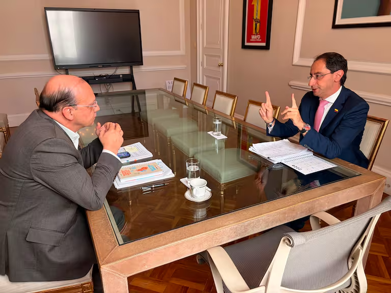 InfoColombia23's tweet photo. 💼🇨🇴 | El vicepresidente electo José Manuel Restrepo pidió al gobierno de Gustavo Petro abstenerse de radicar la reforma tributaria prevista para el 20 de julio. Argumenta que corresponde al nuevo gobierno definir el ajuste fiscal.
#Noticias #Colombia #ReformaTributaria #Empalme https://t.co/rpshriGMV2
